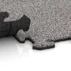 Le gros plan sur le système de connexion des revêtements de sol WARCO 4598 - Dalle sportive 1,8 cm en couleur Gris mélange. Les dimensions 1000 x 1000 x 18 mm.