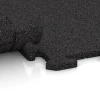 Le gros plan sur le système de connexion des revêtements de sol WARCO 0364 - Revêtement en caoutchouc pour escaliers en couleur Anthracite. Les dimensions 100 x 100 x 1,8 cm | 1,00 m².