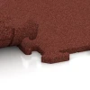 Großaufnahme vom Verbindungssystem von WARCO-Boden 3954 - Hunde-Bodenplatte im Farbdesign Ziegelrot. Abmessungen 100 x 100 x 1,8 cm | 1,00 m².