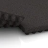 Le gros plan sur le système de connexion des revêtements de sol WARCO 3643 - Tapis d’écurie de luxe en couleur Anthracite. Les dimensions 100 × 50 × 5,5 cm.