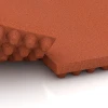 Le gros plan sur le système de connexion des revêtements de sol WARCO 3644 - Tapis d’écurie de luxe en couleur Rouge brique. Les dimensions 100 × 50 × 5,5 cm.