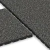 Großaufnahme vom Verbindungssystem von WARCO-Boden 5490 - Fallschutzplatte 3 cm - EN 1177 ≤ 100 cm im Farbdesign Dunkelgrauer Granit. Abmessungen 500 x 500 x 30 mm.