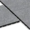 Le gros plan sur le système de connexion des revêtements de sol WARCO 5476 - Dalle amortissante 3 cm - EN 1177 ≤ 100 cm en couleur Gris mélange. Les dimensions 500 x 500 x 30 mm.