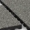 Großaufnahme vom Verbindungssystem von WARCO-Boden 5543 - Fallschutzplatte 4,5 cm - EN 1177 ≤ 135 cm im Farbdesign Grauer Granit. Abmessungen 500 x 500 x 45 mm.