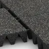 Großaufnahme vom Verbindungssystem von WARCO-Boden 3710 - Fallschutzplatte im Farbdesign Dunkelgrauer Granit. Abmessungen 500 x 500 x 100 mm.