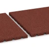 Großaufnahme vom Verbindungssystem von WARCO-Boden 0533 - Balkon-Fliese im Farbdesign Ziegelrot. Abmessungen 50 × 50 × 2,5 cm.