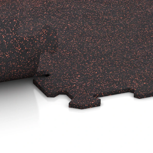 Großaufnahme vom Verbindungssystem von WARCO-Boden 1049 - Fitnessboden Kompakt im Farbdesign Leicht Rot Gesprenkelt. Abmessungen 970 x 970 x 8 mm | 0,94 m.