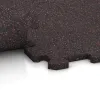 Le gros plan sur le système de connexion des revêtements de sol WARCO 1126 - Sol de Fitness Compact en couleur Rouge doux moucheté. Les dimensions 970 x 970 x 16 mm.