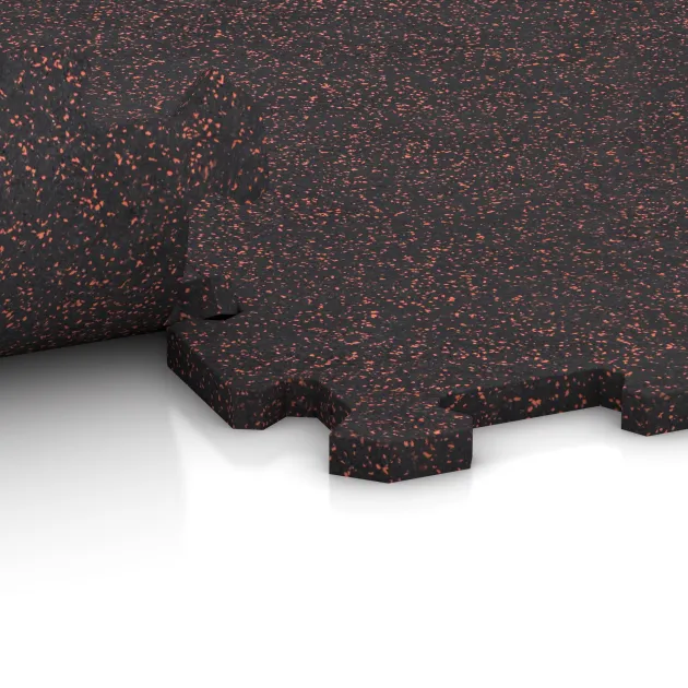 Le gros plan sur le système de connexion des revêtements de sol WARCO 1126 - Sol de Fitness Compact en couleur Rouge doux moucheté. Les dimensions 970 x 970 x 16 mm.