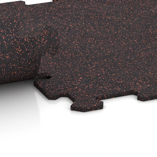 Le gros plan sur le système de connexion des revêtements de sol WARCO 0912 - Sol de Fitness Compact en couleur Rouge doux moucheté. Les dimensions 485 x 485 x 8 mm | 0,235 m².