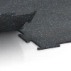 Le gros plan sur le système de connexion des revêtements de sol WARCO 6451 - Sol de Fitness Compact en couleur Bleu doux moucheté. Les dimensions 100 × 100 × 0,8 cm.