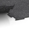 Le gros plan sur le système de connexion des revêtements de sol WARCO 6458 - Sol de Fitness Compact en couleur Gris doux moucheté. Les dimensions 50 × 50 × 0,8 cm.