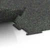 Großaufnahme vom Verbindungssystem von WARCO-Boden 6459 - Fitnessboden Kompakt im Farbdesign Leicht Grün Gesprenkelt. Abmessungen 50 × 50 × 0,8 cm.