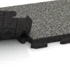 Großaufnahme vom Verbindungssystem von WARCO-Boden 1298 - Gehwegplatte Classic im Farbdesign Grauer Granit. Abmessungen 500 x 500 x 40 mm.