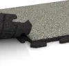 Großaufnahme vom Verbindungssystem von WARCO-Boden 1208 - Poolfliese Classic im Farbdesign Heller Granit. Abmessungen 500 x 500 x 30 mm.