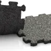 Großaufnahme vom Verbindungssystem von WARCO-Boden 5423 - Treppenfliese im Farbdesign Grauer Granit. Abmessungen 306 x 306 x 20 mm.
