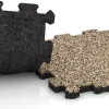 Le gros plan sur le système de connexion des revêtements de sol WARCO 5740 - Dalle clipsable pour sol d’exposition en couleur Travertin. Les dimensions 306 x 306 x 20 mm.