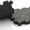 Le gros plan sur le système de connexion des revêtements de sol WARCO 6105 - Dalle plage de piscine sans joints en couleur Granit classique. Les dimensions 306 x 306 x 30 mm.