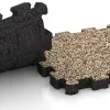 Le gros plan sur le système de connexion des revêtements de sol WARCO 6108 - Dalle plage de piscine sans joints en couleur Travertin. Les dimensions 306 x 306 x 30 mm.