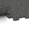 Großaufnahme vom Verbindungssystem von WARCO-Boden 1019 - Fitnessboden Kompakt im Farbdesign Dunkelgrauer Granit. Abmessungen 970 x 970 x 8 mm | 0,94 m.