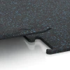 Großaufnahme vom Verbindungssystem von WARCO-Boden 3758 - Fitness Performance Elite Trainingsboden im Farbdesign Leicht Blau Gesprenkelt. Abmessungen 100 x 100 x 1,5 cm | 1,00 m².