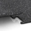 Großaufnahme vom Verbindungssystem von WARCO-Boden 3777 - Fitness Performance Elite Trainingsboden im Farbdesign Leicht Grau Gesprenkelt. Abmessungen 100 x 100 x 1,5 cm | 1,00 m².