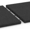 Großaufnahme vom Verbindungssystem von WARCO-Boden 6178 - Terrassenplatte Classic im Farbdesign Anthrazit. Abmessungen 50 x 50 x 3 cm.