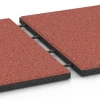 Großaufnahme vom Verbindungssystem von WARCO-Boden 6179 - Terrassenplatte Classic im Farbdesign Tomatenrot. Abmessungen 50 x 50 x 3 cm.