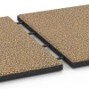 Le gros plan sur le système de connexion des revêtements de sol WARCO 6421 - Dalle amortissante EPDM – 90 cm en couleur Rotin. Les dimensions 50 x 50 x 3 cm | 0,25 m².