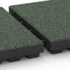 Großaufnahme vom Verbindungssystem von WARCO-Boden 6442 - Fallschutzplatte – 210 cm im Farbdesign Englischer Rasen. Abmessungen 50 x 50 x 7 cm.
