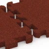 Le gros plan sur le système de connexion des revêtements de sol WARCO 6981 - Dalles de terrain multisport en couleur Rouge brique. Les dimensions 50 x 50 x 4 cm | 0,25 m².