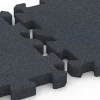 Großaufnahme vom Verbindungssystem von WARCO-Boden 6400 - Fallschutzplatte - 150 cm im Farbdesign Schiefergrau. Abmessungen 50 x 50 x 4 cm | 0,25 m².