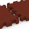 Le gros plan sur le système de connexion des revêtements de sol WARCO 6310 - Dalle amortissante à emboîtement puzzle en couleur Rouge brique. Les dimensions 50 x 50 x 6 cm | 0,25 m².