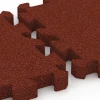 Großaufnahme vom Verbindungssystem von WARCO-Boden 6402 - Fallschutzplatte – 190 cm im Farbdesign Ziegelrot. Abmessungen 50 x 50 x 5 cm | 0,25 m².