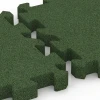 Großaufnahme vom Verbindungssystem von WARCO-Boden 6403 - Fallschutzplatte – 190 cm im Farbdesign Grasgrün. Abmessungen 50 x 50 x 5 cm | 0,25 m².