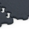 Le gros plan sur le système de connexion des revêtements de sol WARCO 6391 -  en couleur Anthracite. Les dimensions 102,5 x 102,5 x 3 cm | 1,05 m².