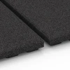 Le gros plan sur le système de connexion des revêtements de sol WARCO 6389 - Tapis d’écurie Luxe en couleur Anthracite. Les dimensions 100 x 50 x 4,5 cm | 0,50 m².