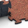 Großaufnahme vom Verbindungssystem von WARCO-Boden 6782 - Gymnastikmatte im Farbdesign Feuersglut. Abmessungen 44,6 x 44,6 x 1,8 cm.