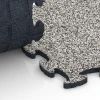 Le gros plan sur le système de connexion des revêtements de sol WARCO 6797 - Sol agility pour chiens en couleur Granit gris. Les dimensions 44,6 x 44,6 x 1,8 cm.