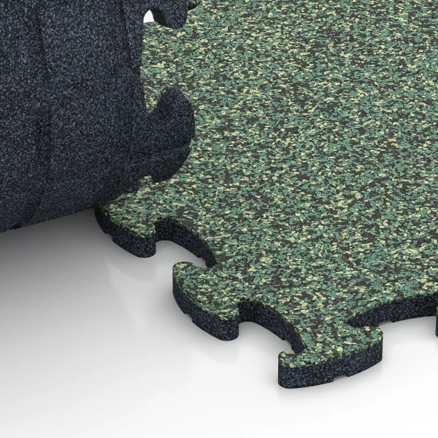 Großaufnahme vom Verbindungssystem von WARCO-Boden 6798 - Hundesportboden im Farbdesign Englischer Rasen. Abmessungen 44,6 x 44,6 x 1,8 cm.
