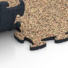 Le gros plan sur le système de connexion des revêtements de sol WARCO 6916 - Dalle clipsable sol d'exposition en couleur Terracotta. Les dimensions 44,6 x 44,6 x 1,8 cm.