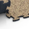Le gros plan sur le système de connexion des revêtements de sol WARCO 6921 - Dalle clipsable sol d'exposition en couleur Rattan. Les dimensions 44,6 x 44,6 x 1,8 cm.