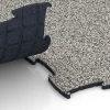 Le gros plan sur le système de connexion des revêtements de sol WARCO 6923 - Dalle clipsable sol d'exposition en couleur Granit gris. Les dimensions 97,1 x 97,1 × 1,8 cm.