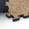 Großaufnahme vom Verbindungssystem von WARCO-Boden 6934 - Fallschutz Puzzlematte im Farbdesign Terra Cotta. Abmessungen 44,6 x 44,6 × 2,8 cm.