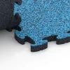 Großaufnahme vom Verbindungssystem von WARCO-Boden 6938 - Fallschutz Puzzlematte im Farbdesign Atlantik. Abmessungen 44,6 x 44,6 × 2,8 cm.