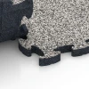 Le gros plan sur le système de connexion des revêtements de sol WARCO 6941 - Dalle de terrasse en couleur Granit gris. Les dimensions 44,6 x 44,6 × 2,8 cm.