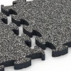 Le gros plan sur le système de connexion des revêtements de sol WARCO 6877 - Dalle Fitness Max en couleur Granit gris foncé. Les dimensions 44,6 x 44,6 × 2,8 cm.