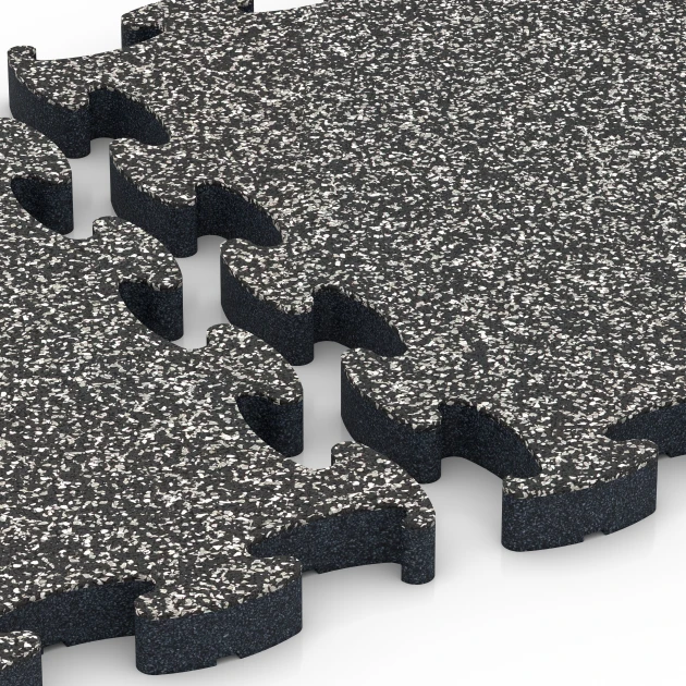 Le gros plan sur le système de connexion des revêtements de sol WARCO 6877 - Dalle Fitness Max en couleur Granit gris foncé. Les dimensions 44,6 x 44,6 × 2,8 cm.
