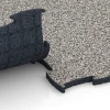 Le gros plan sur le système de connexion des revêtements de sol WARCO 6851 - Fitness Active dalle en couleur Granit gris. Les dimensions 97,1 x 97,1 x 2,8 cm.