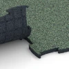 Le gros plan sur le système de connexion des revêtements de sol WARCO 6852 - Fitness Active dalle en couleur Gazon anglais. Les dimensions 97,1 x 97,1 x 2,8 cm.